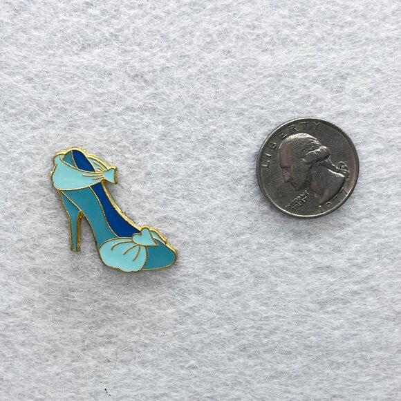 🔮 5/$25 Disney Cinderella High Heels Pin - Picture 2 of 3